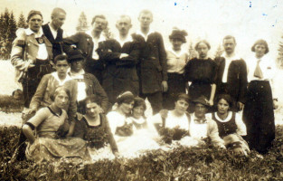 1925 - Der spätere Bürgermeister Georg Schütte (hintere Reihe links) bei einem Treffen mit Genossinnen und Genossen am Wank