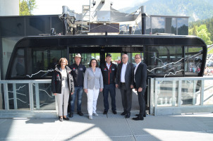 Dr. Sigrid Meierhofer in der Zugspitzbahntalstation mit Andrea Nahles (SPD), Volker Kauder (CDU) und Alexander Dobrindt (CSU) und zwei Mitarbeitern der Bayerischen Zugspitzbahn