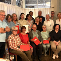 Foto: Sitzend von links: Hans Schaffer, Ulrike Bittner-Wolff, Hans Pfeuffer, Hannelore Schwarzmüller, Dr. Anja Blanke. Stehend mittlere Reihe: Harald Emmel, Dr. Sigrid Meierhofer, Birgit Gartner-Brosowski, Fanny Meierhofer, Dr. Birgit Jentsch, Alexandra S